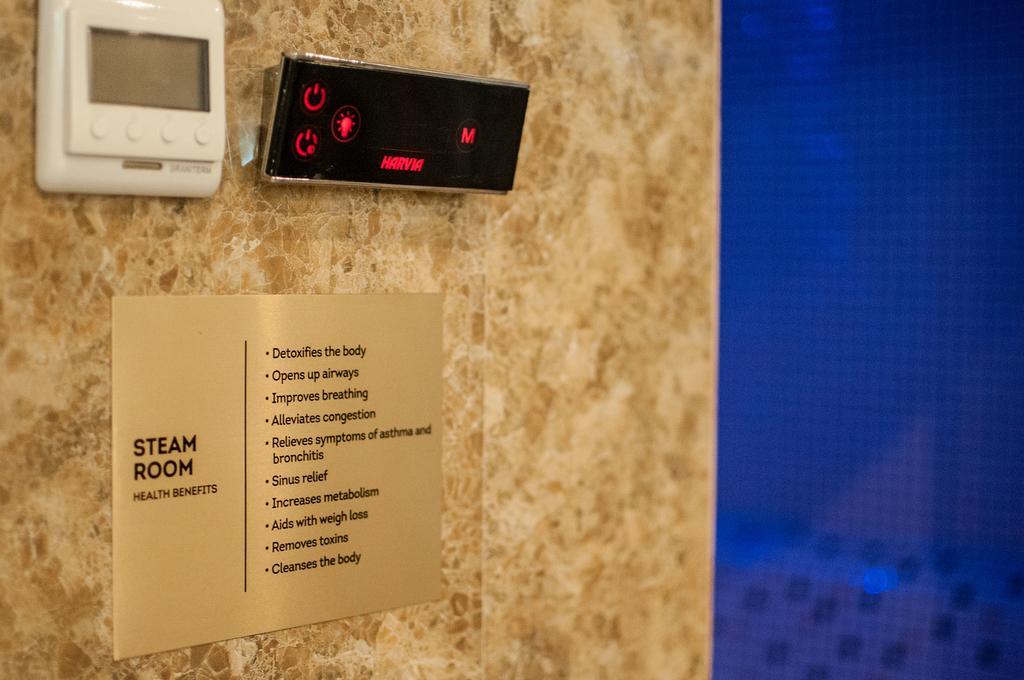 Gardenia Hotel & Spa Велес Экстерьер фото A steam shower control panel