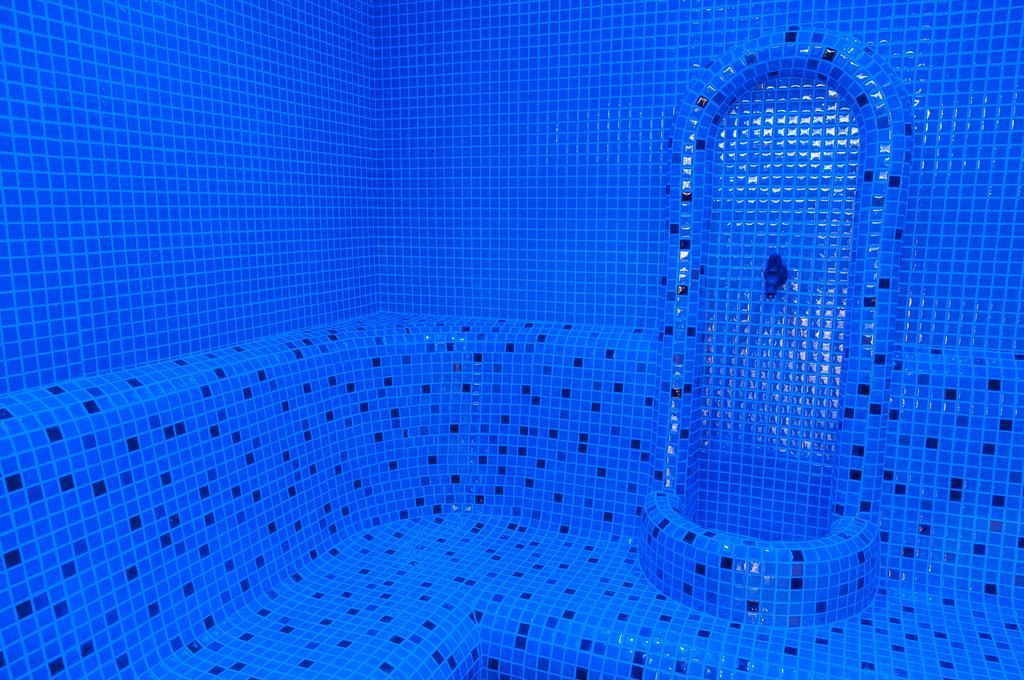 Gardenia Hotel & Spa Велес Экстерьер фото A blue tiled shower
